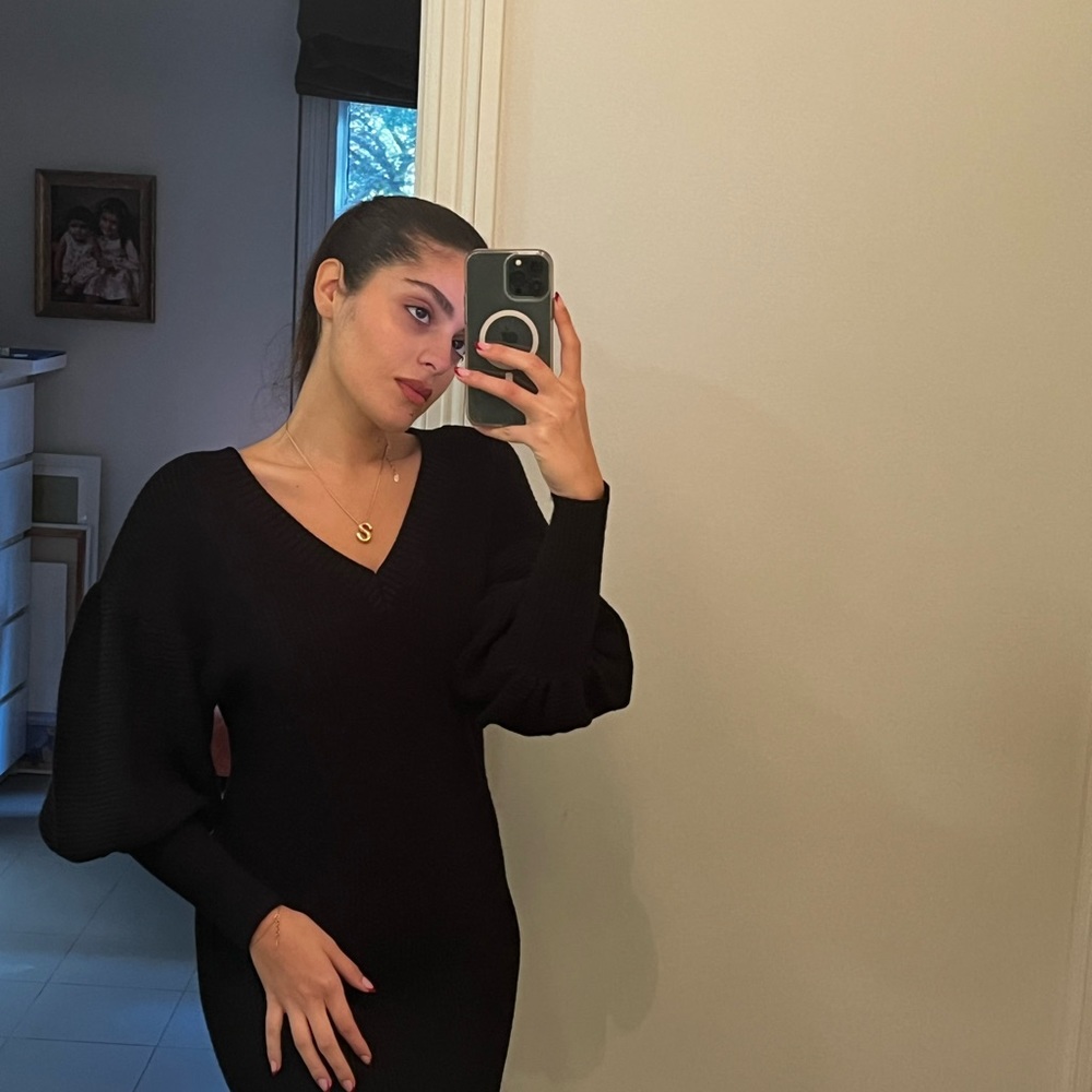 It has some puffy sleeves